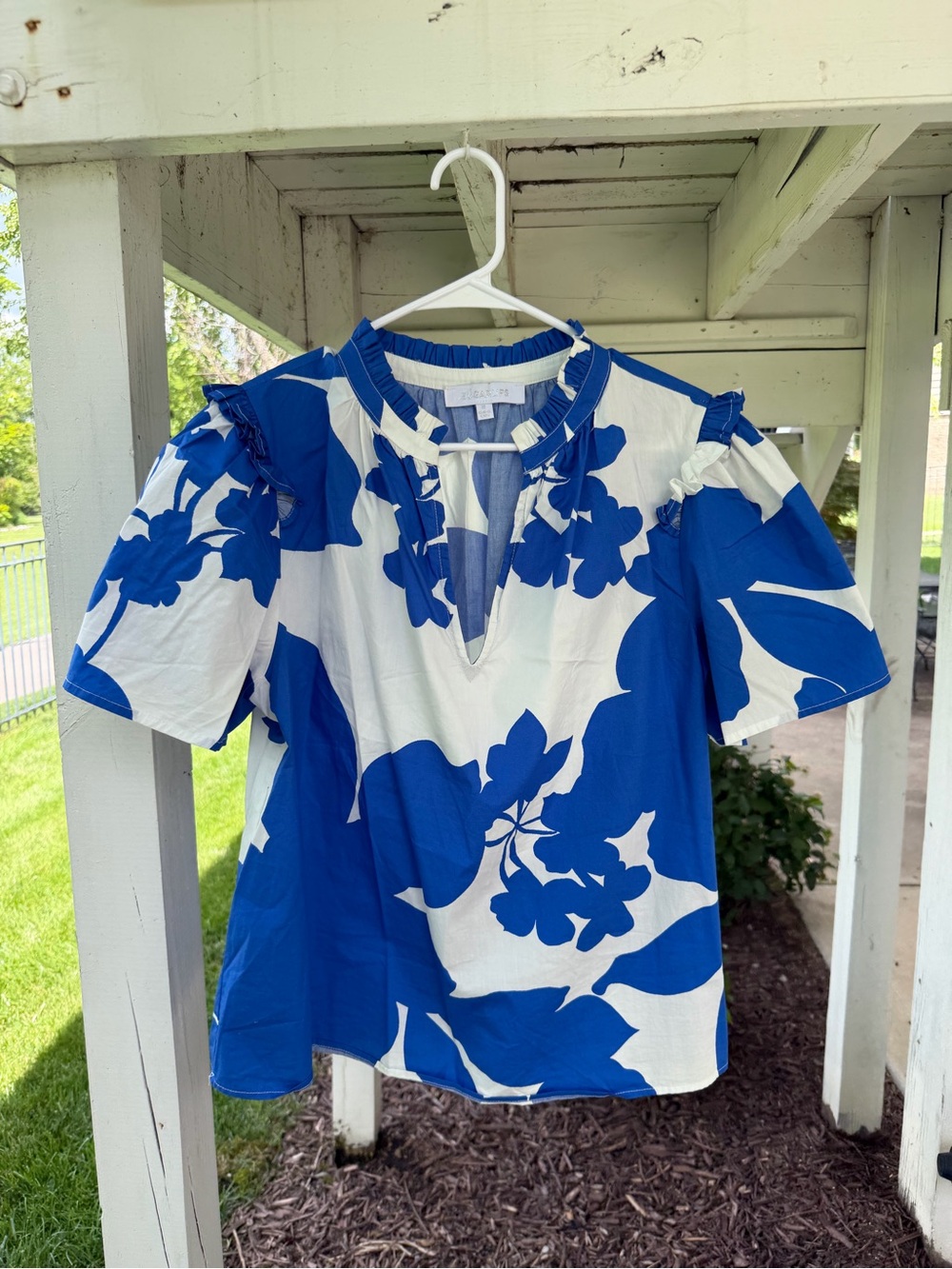 EUC women’s XL Sugarlips Blue and White Floral V neck blouse. Perfect for summer